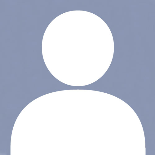 Stétoscope près d'un portable Apple sur une table blanche..